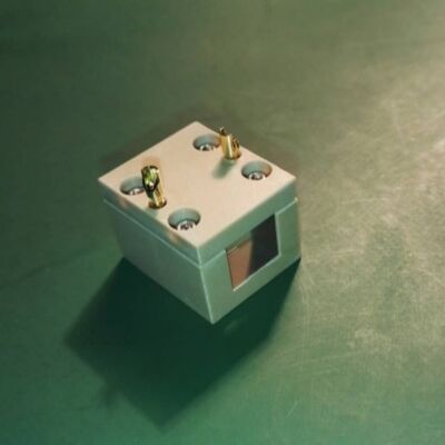 Besorgen LN (LiNbO3)-Pockels-Zellen – hoher elektrooptischer Koeffizient, niedrige Halbwellenspannung, hohe Zerstörschwelle, AR-beschichtet, für Güteschalter, Phasenmodulator, Laserkommunikation und industrielle Lasersysteme Online-Herstellung